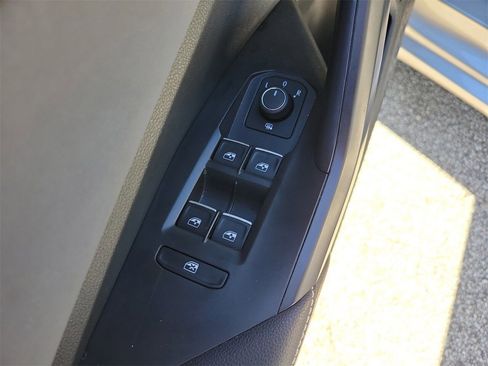 Used 2025 Volkswagen Jetta SE image 14