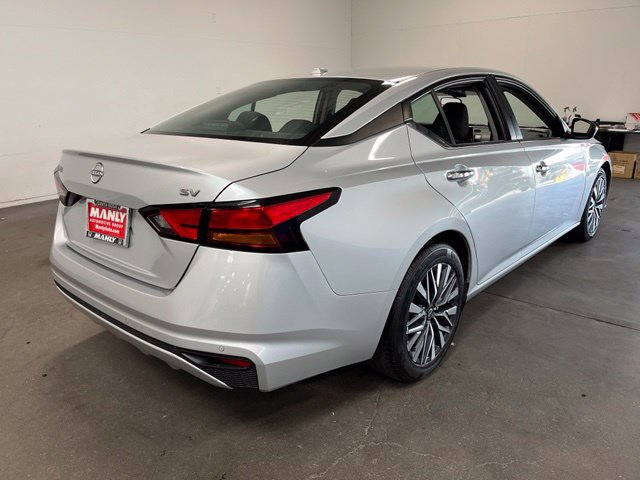 Used 2024 Nissan Altima 2.5 SV FWD image 3
