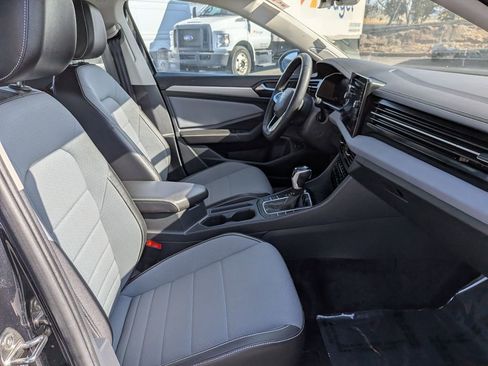 Used 2025 Volkswagen Jetta SE image 30