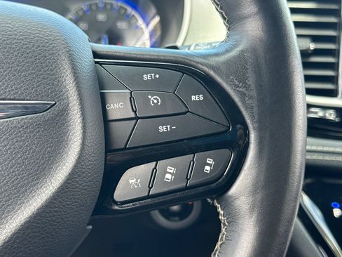 Used 2021 Chrysler Pacifica Touring w/ S Appearance Package FWD image 33