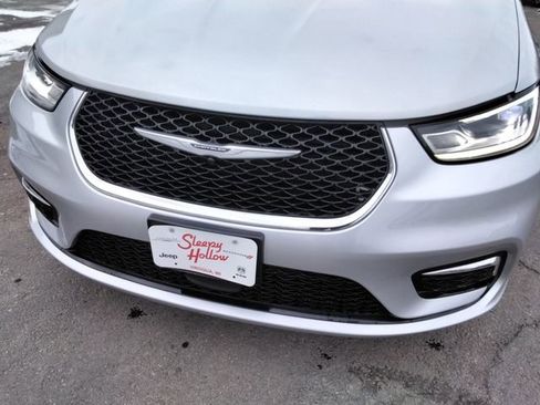 Used 2024 Chrysler Pacifica Touring-L image 14