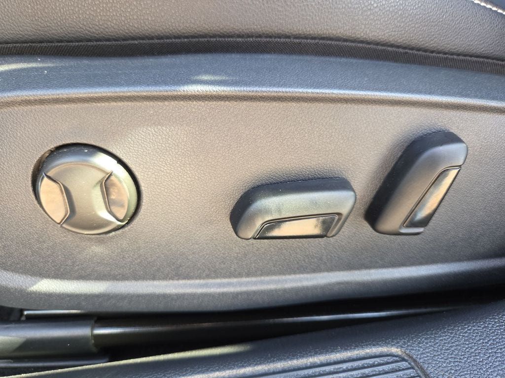 Used 2025 Volkswagen Jetta SE FWD image 17