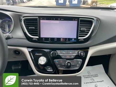 Used 2024 Chrysler Pacifica Touring-L FWD image 11