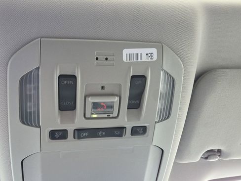 Used 2020 Toyota Highlander XLE AWD/4WD image 24