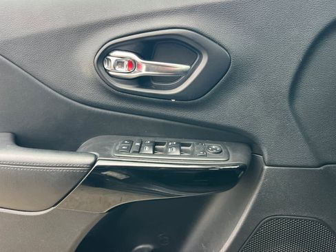 Used 2019 Jeep Cherokee Latitude Plus image 13