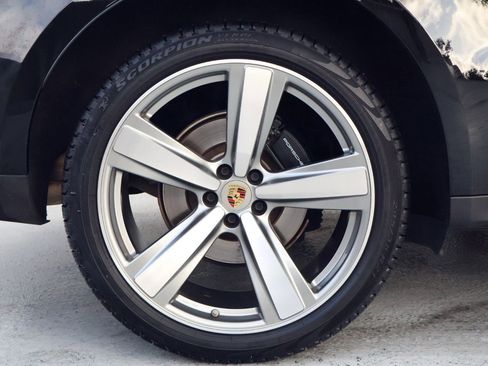 Certified 2025 Porsche Macan image 27