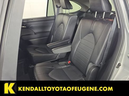 Used 2022 Toyota Highlander XLE AWD/4WD image 20