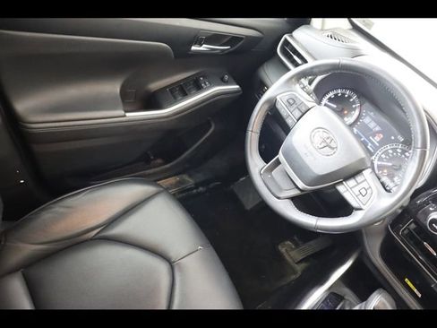 Used 2023 Toyota Highlander XLE AWD/4WD image 17