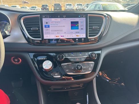 New 2026 Chrysler Pacifica Pinnacle image 3