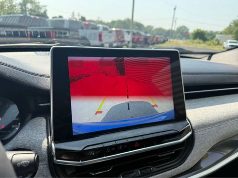 Used 2023 Jeep Compass Latitude image 20