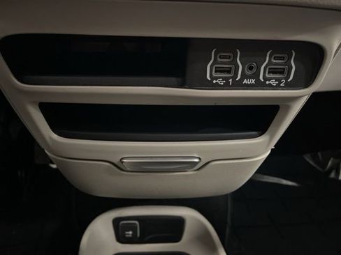 Used 2023 Chrysler Pacifica Touring-L image 46
