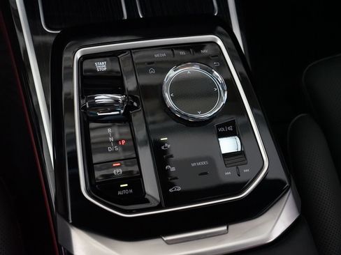 Used 2025 BMW 740i w/ Premium Package RWD image 18
