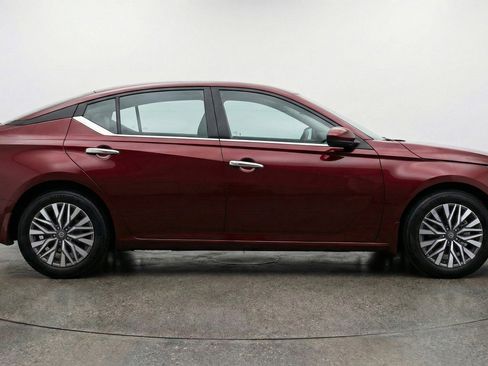 Used 2025 Nissan Altima 2.5 SV FWD image 11
