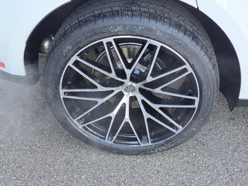 Used 2026 Porsche Macan AWD/4WD image 12