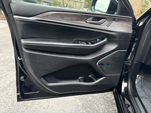 Used 2022 Jeep Grand Cherokee Overland w/ Advanced Protech Group III image 16