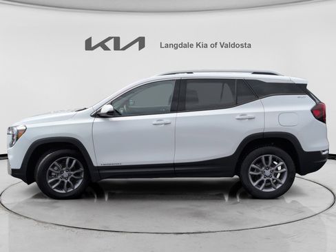 Used 2024 GMC Terrain SLT AWD/4WD image 10