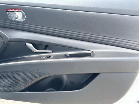 Used 2025 Hyundai Elantra SEL FWD image 13