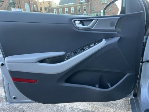 Used 2022 Hyundai Ioniq SE image 8