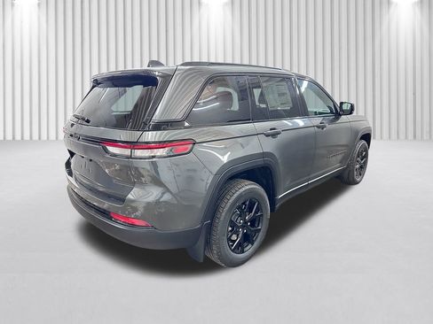 New 2025 Jeep Grand Cherokee Laredo image 5