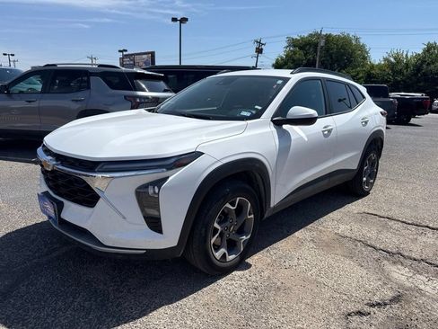 Used 2025 Chevrolet Trax LT FWD image 3