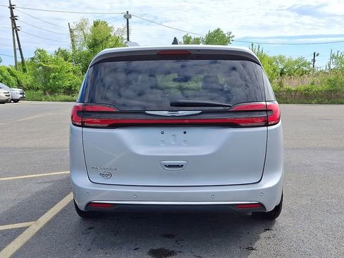 Used 2024 Chrysler Pacifica Touring-L FWD image 5