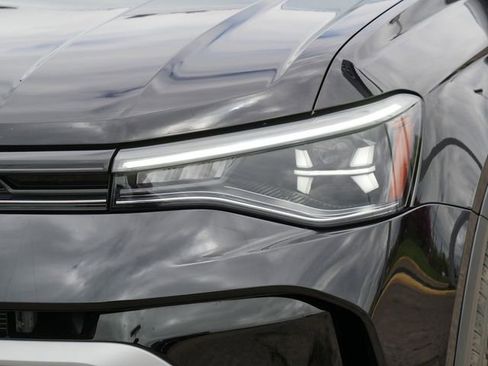 Used 2025 Volkswagen Taos SE AWD/4WD image 11