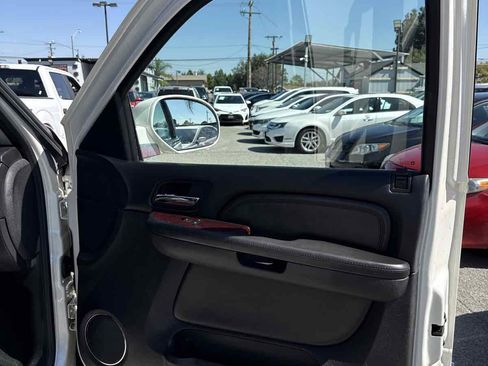 Used 2007 Cadillac Escalade ESV AWD w/ Information Package image 16