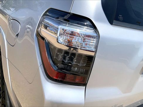 Used 2018 Toyota 4Runner TRD Off-Road Premium AWD/4WD image 32