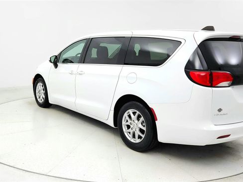 Used 2023 Chrysler Voyager LX FWD image 3