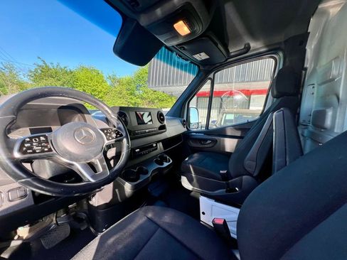 Used 2021 Mercedes-Benz Sprinter 2500 w/ Premium Package image 18