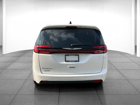 Used 2024 Chrysler Pacifica Touring-L FWD image 6