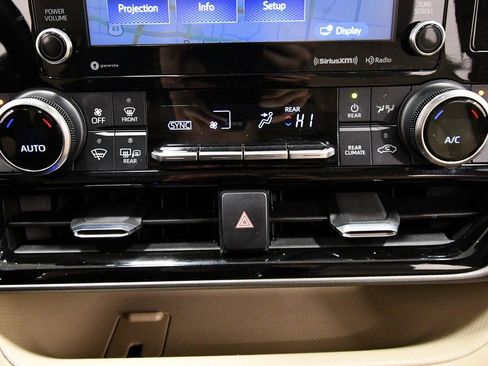 Used 2020 Toyota Highlander XLE image 27