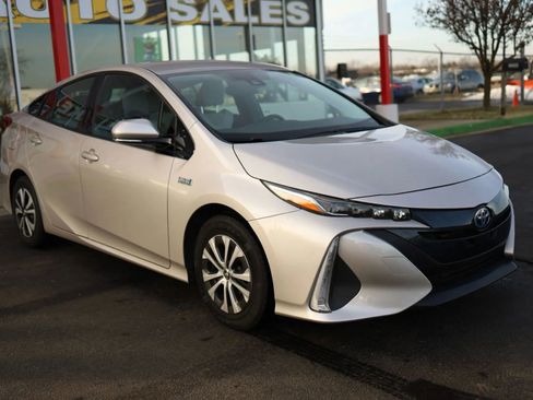 Used 2018 Toyota Prius Prime Premium image 3