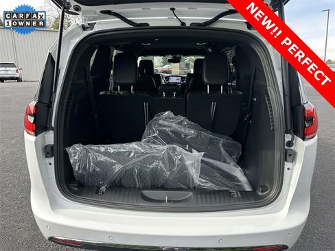 Used 2025 Chrysler Pacifica Select image 31