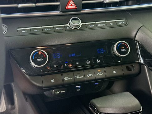 Certified 2025 Hyundai Elantra Limited image 16