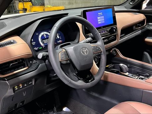 Used 2025 Toyota Grand Highlander AWD Hybrid image 17