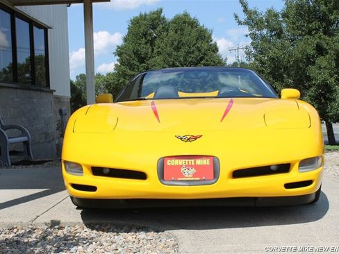 Used 2004 Chevrolet Corvette Convertible w/ Preferred Equipment Group RWD image 9