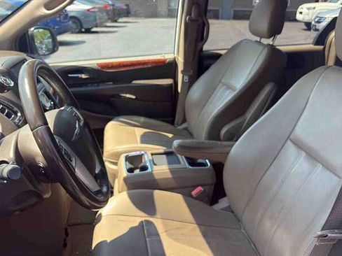Used 2016 Chrysler Town & Country Touring FWD image 9