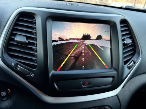 Used 2018 Jeep Cherokee Latitude Plus image 10