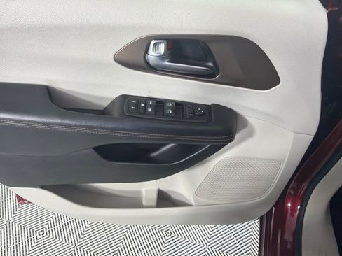 Used 2019 Chrysler Pacifica LX FWD image 11