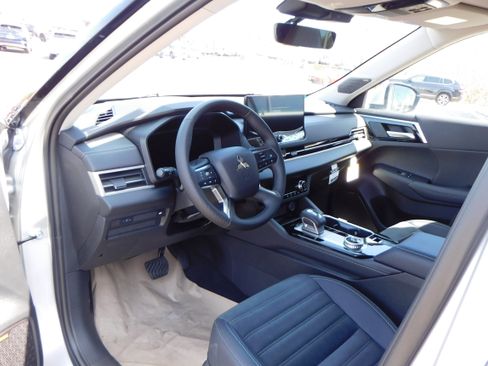 New 2025 Mitsubishi Outlander SE image 12