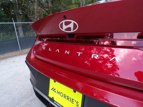 Certified 2025 Hyundai Elantra SE FWD image 15