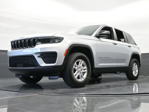 Used 2024 Jeep Grand Cherokee Laredo w/ Trailer Tow Package image 38