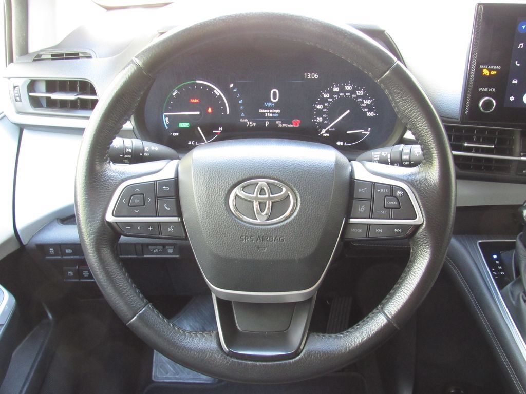 Certified 2025 Toyota Sienna XLE FWD image 27