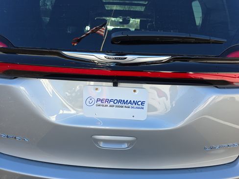 New 2026 Chrysler Pacifica Limited w/ Uconnect Theater Family Group image 30