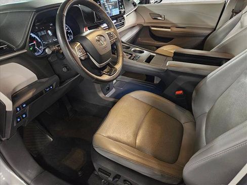 Used 2022 Toyota Sienna Limited FWD image 10