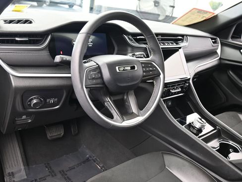 Used 2024 Jeep Grand Cherokee Altitude image 13