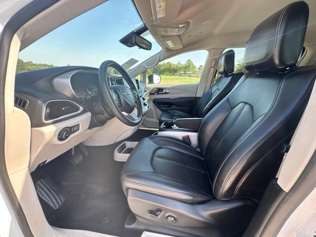 Used 2024 Chrysler Pacifica Touring-L FWD image 2
