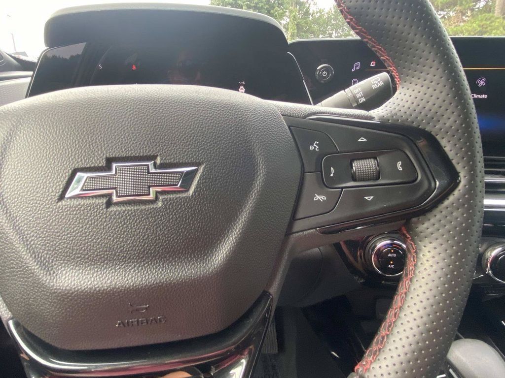 Used 2025 Chevrolet Trax RS w/ Driver Confidence Package FWD image 31