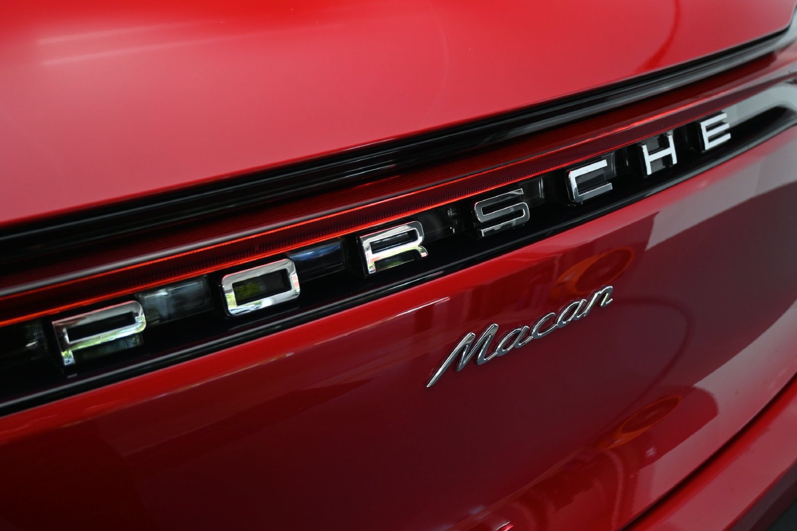 Certified 2025 Porsche Macan AWD/4WD image 29